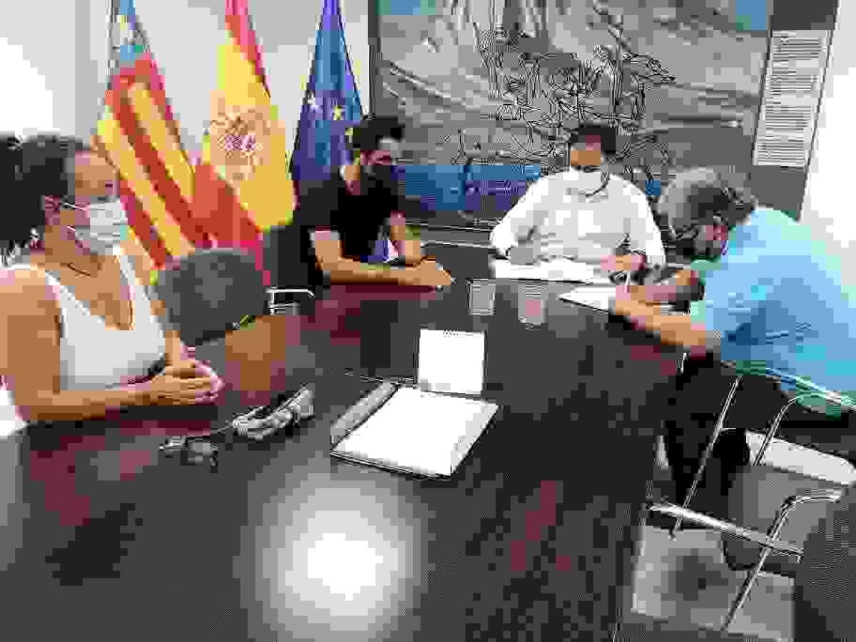 FIRMA DEL CONVENIO DE COLABORACI&Oacute;N CON EL CLUB DE F&Uacute;TBOL U.E. FINESTRAT PARA SEGUIR APOYANDO LA PR&Aacute;CTICA DE ESTE DEPORTE EN LA LOCALIDAD