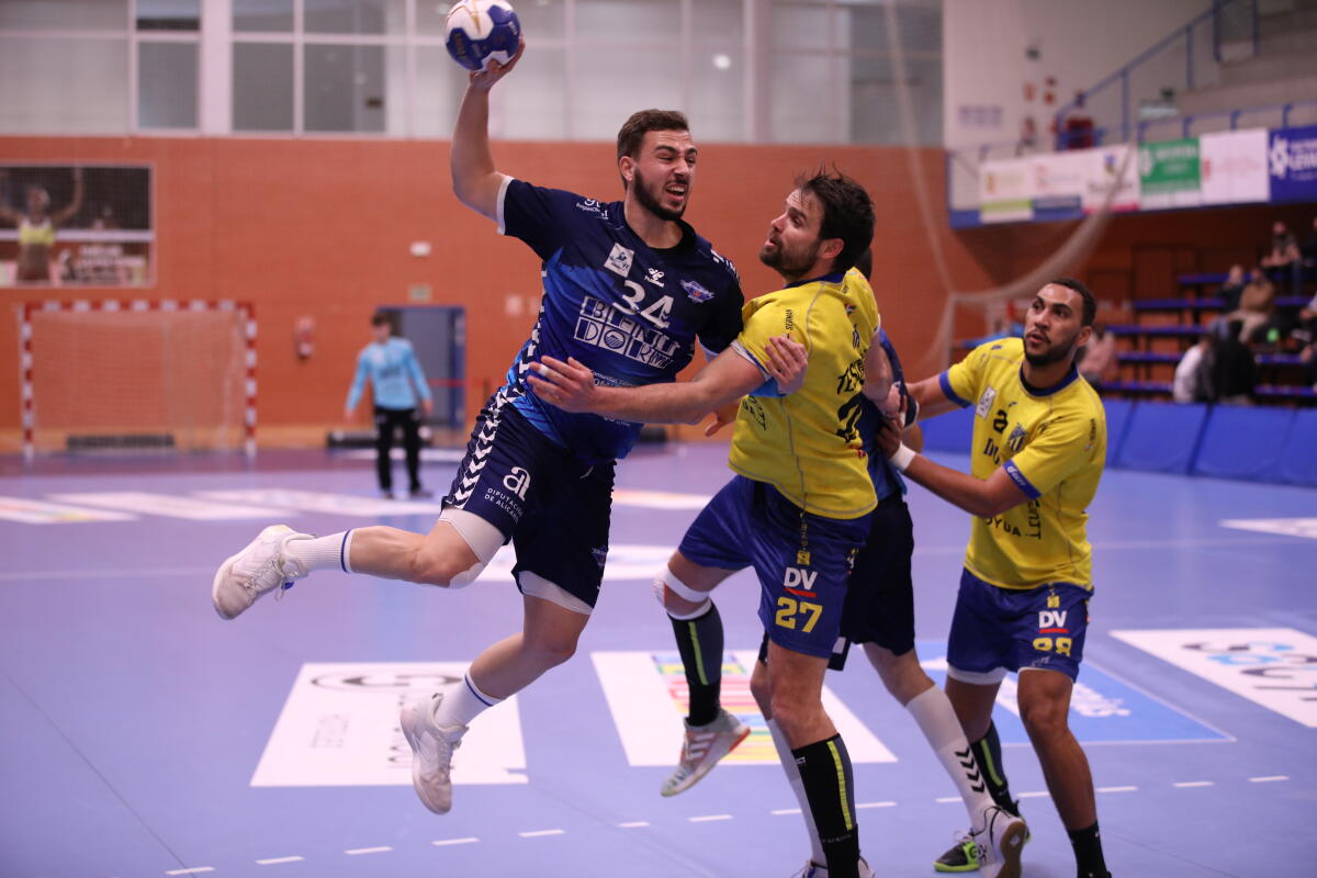 El Balonmano Benidorm se despide de la Copa del Rey con victoria