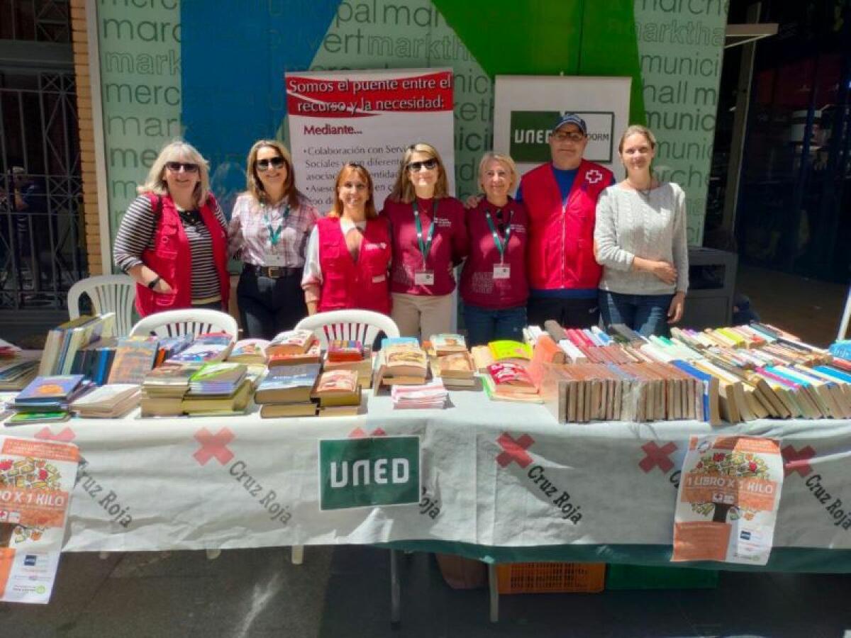 “1 LIBRO x 1 KILO” EN LA UNED BENIDORM CON GRAN ÉXITO DE ASISTENCIA