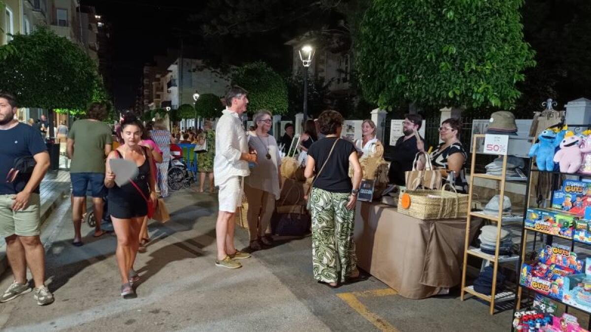 20 comercios participan en la Shopping Night con una gran acogida de público en la calle Colón