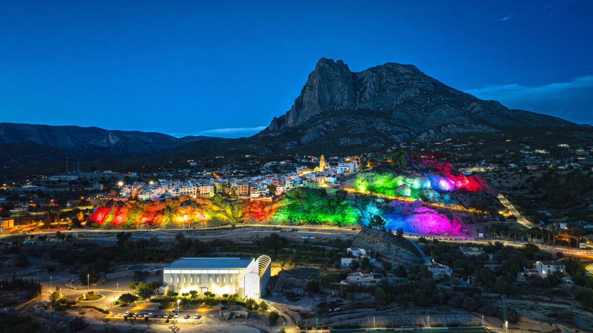 LA PENYA DE FINESTRAT YA EST&Aacute; ILUMINADA CON EL NUEVO ALUMBRADO ORNAMENTAL INTELIGENTE