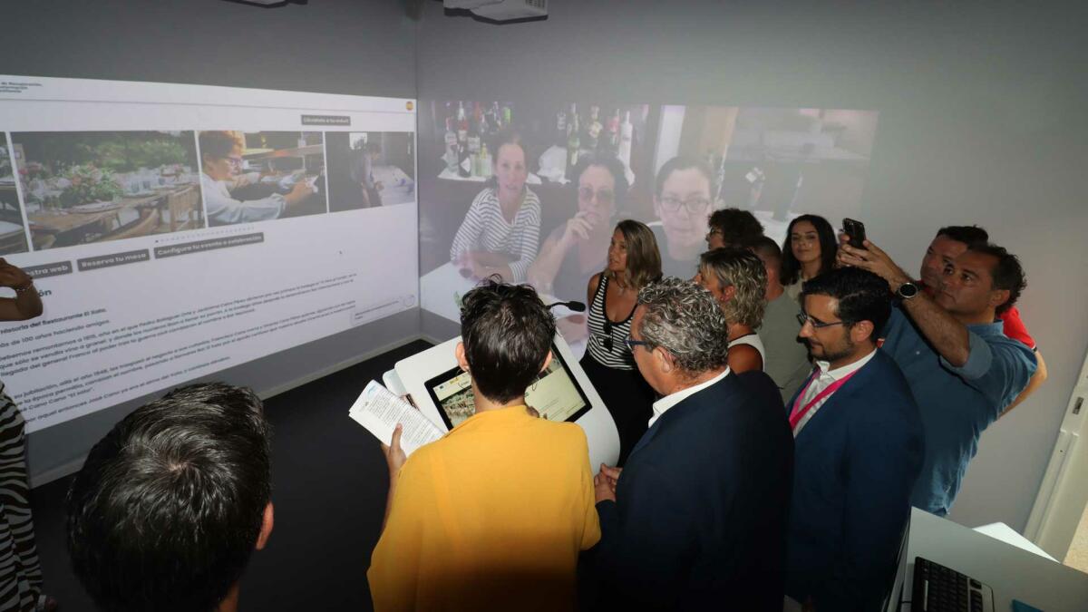 Benidorm acoge el primer espacio inteligente que mide la afluencia de turistas en tiempo real y muestra su oferta con un robot de IA