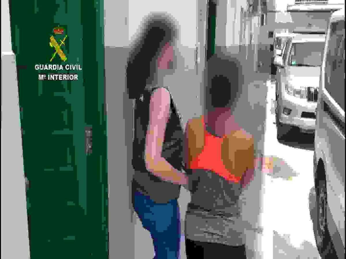 La Guardia Civil detiene a tres personas que se hacían pasar por proxenetas para extorsionar a los usuarios que intentaban contratar sus servicios