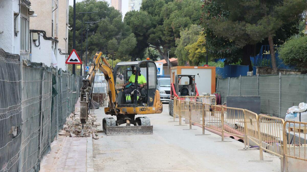 La renovación de infraestructuras hidráulicas en la calle Capitán Cortés finalizará antes de acabar el mes de junio 