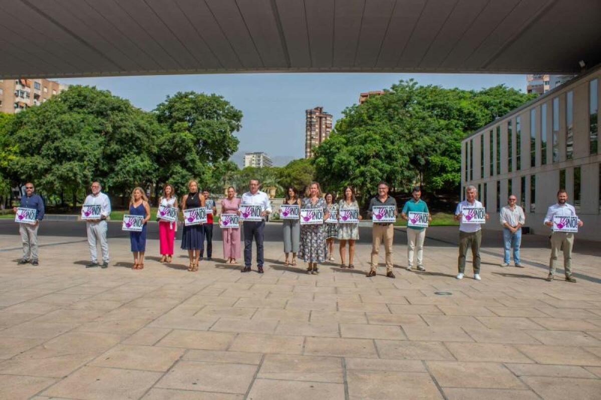 Benidorm condena los dos crímenes machistas perpetrados en Jaén y Sevilla 