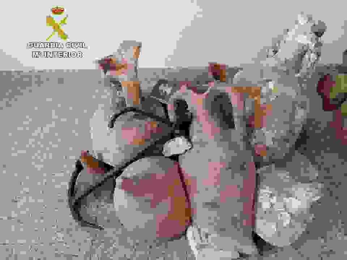 La Guardia Civil y Cultura recuperan 13 &aacute;nforas romanas que decoraban un establecimiento de congelados en Santa Pola.