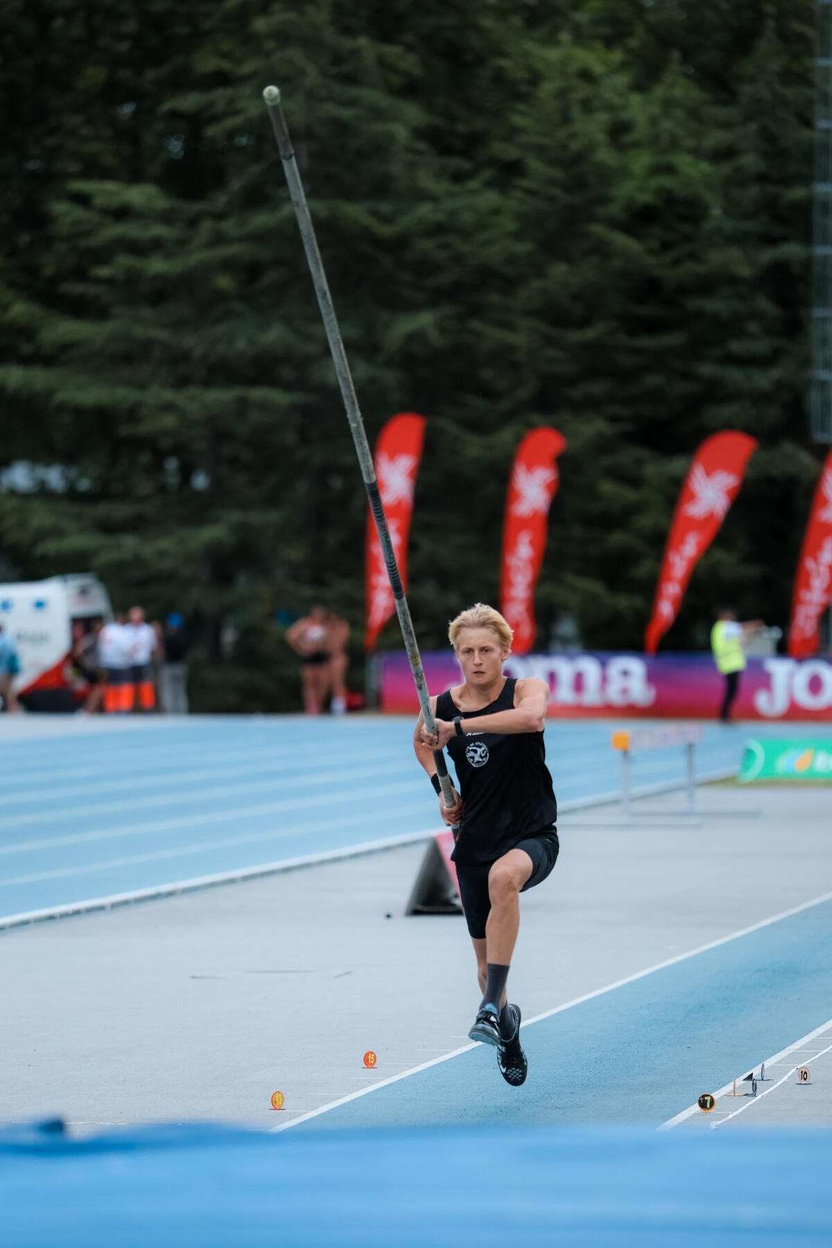 Andrei Shevchenko campeón nacional en pértiga sub 16 con récord del Campeonato