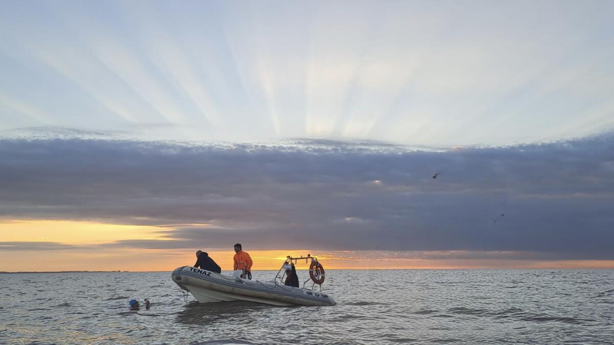 JORGE CRIVILL&Eacute;S COMPLETA EL CRUCE A NADO DEL R&Iacute;O DE LA PLATA EN UNA TRAVES&Iacute;A &Eacute;PICA DE 44 KIL&Oacute;METROS