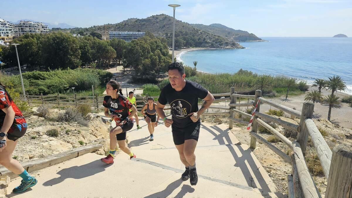 1200 deportistas profesionales y aficionados de España participan en el Campeonato Nacional de Obstáculos en la playa El Torres de Villajoyosa 