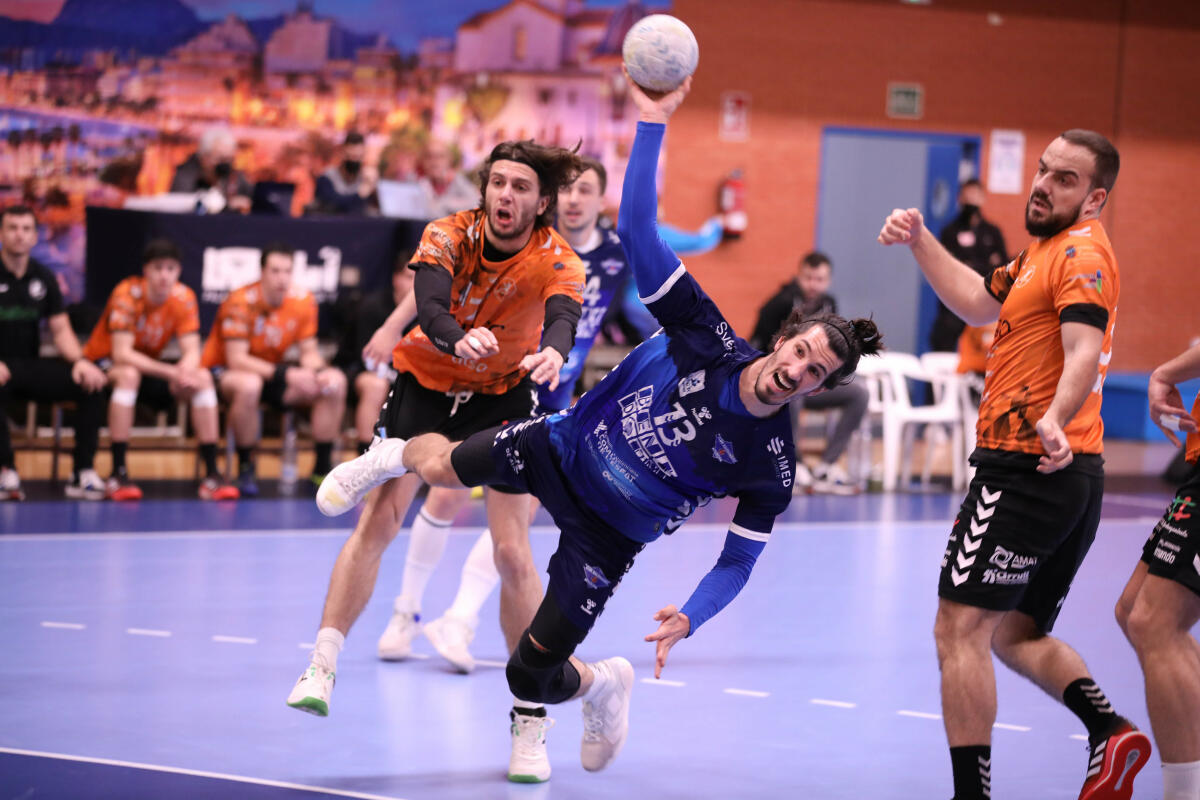 El Balonmano Benidorm se deja remontar por el Torrelavega