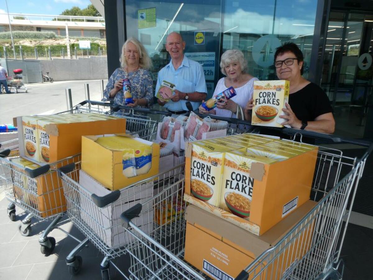 La ONG “CHUMS” realiza una donación al Programa de Alimentos de La Nucía