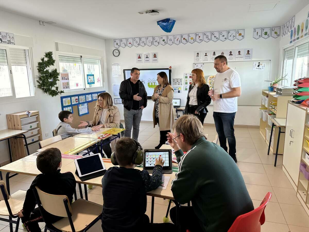 La Directora General de Inclusión Educativa visita el “Aula UECO” del Colegio Muixara