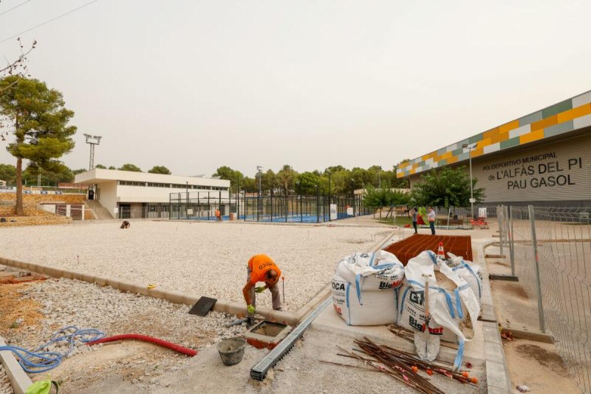 A punto de finalizar las obras de remodelación de las pistas de pádel junto al pabellón Pau Gasol de l’Alfàs