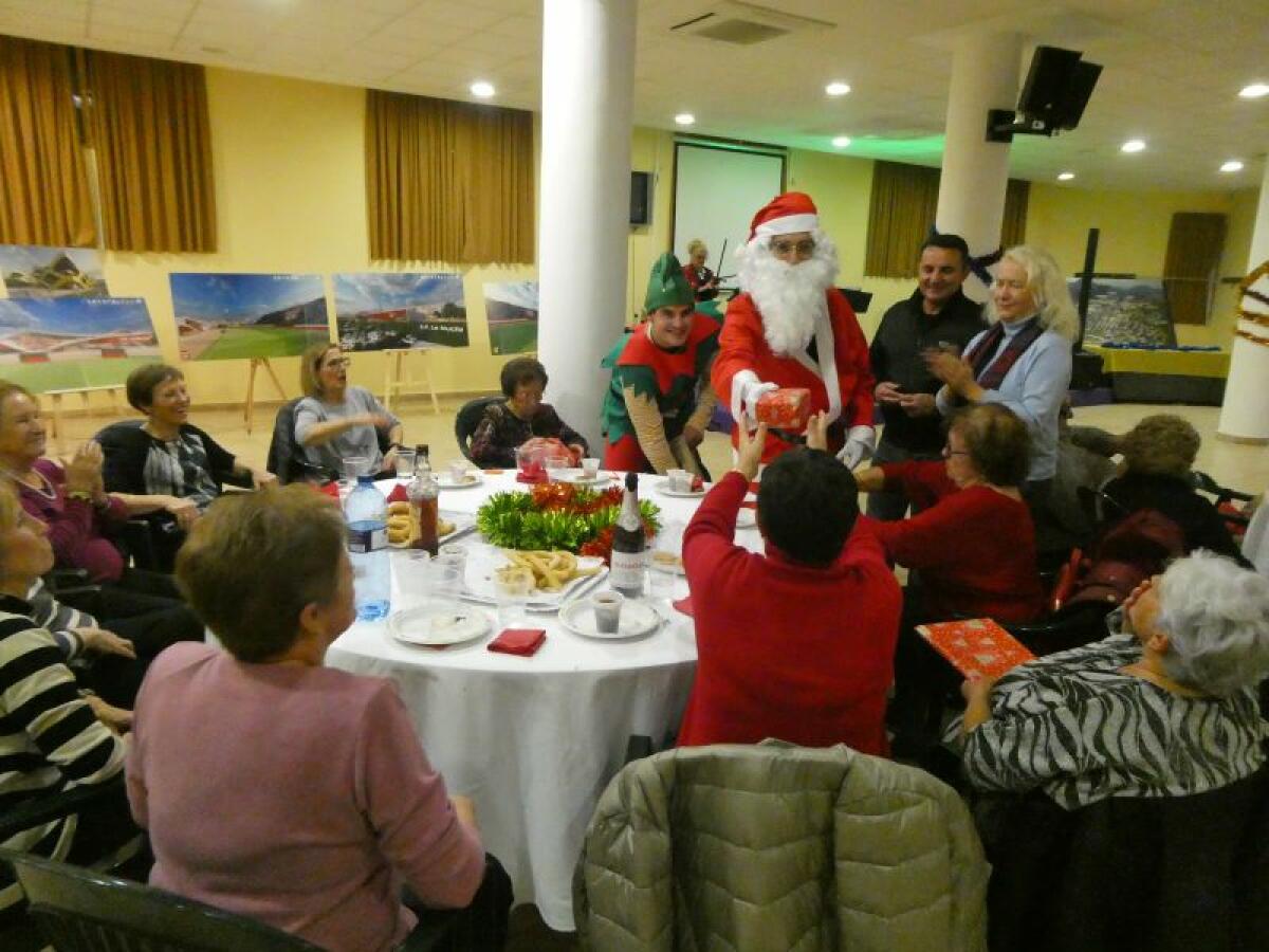 La “Fiesta de Navidad 3ª Edad 2022” reunió a 123 personas en el Cirer