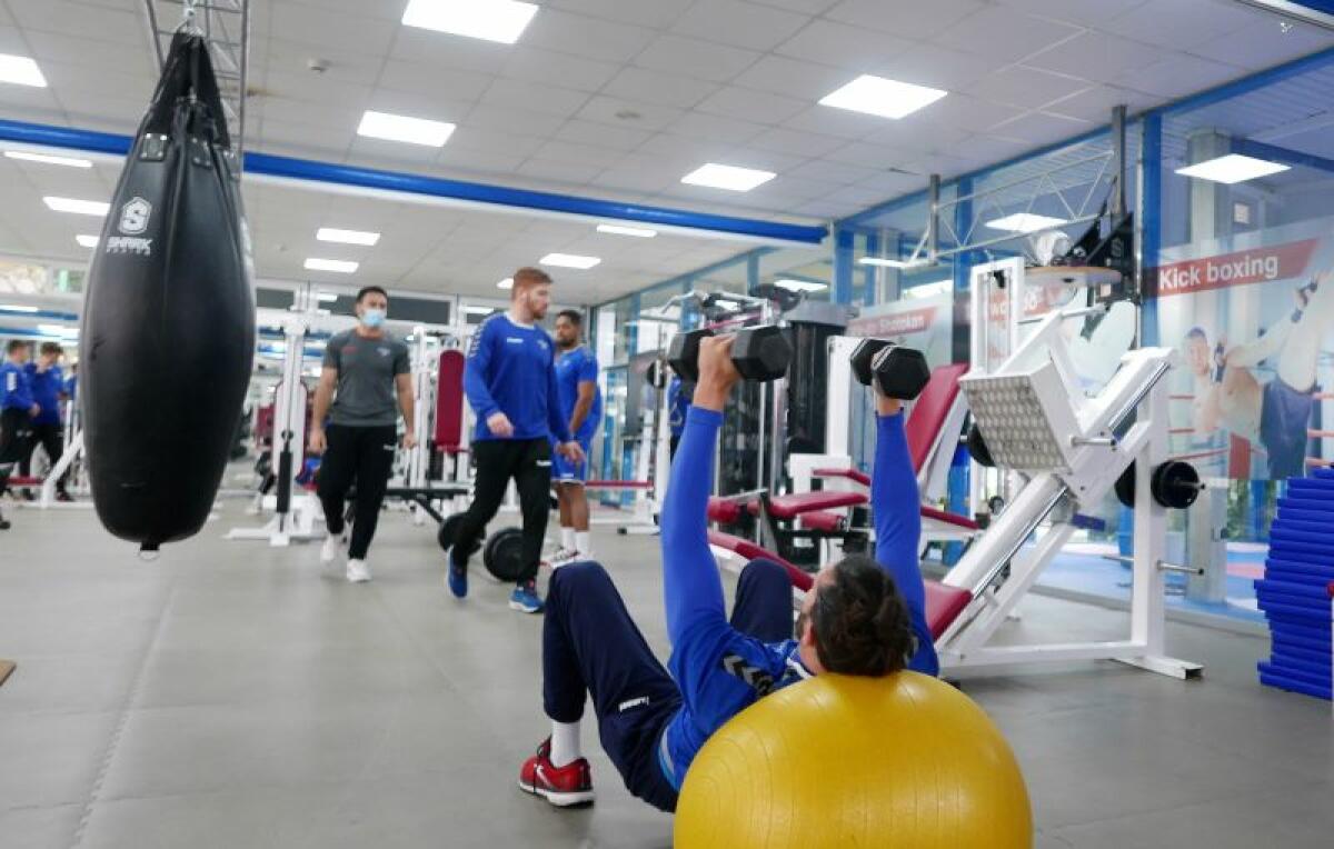 Los jugadores del Club Balonmano Benidorm entrenan en las instalaciones del Lope de Vega 