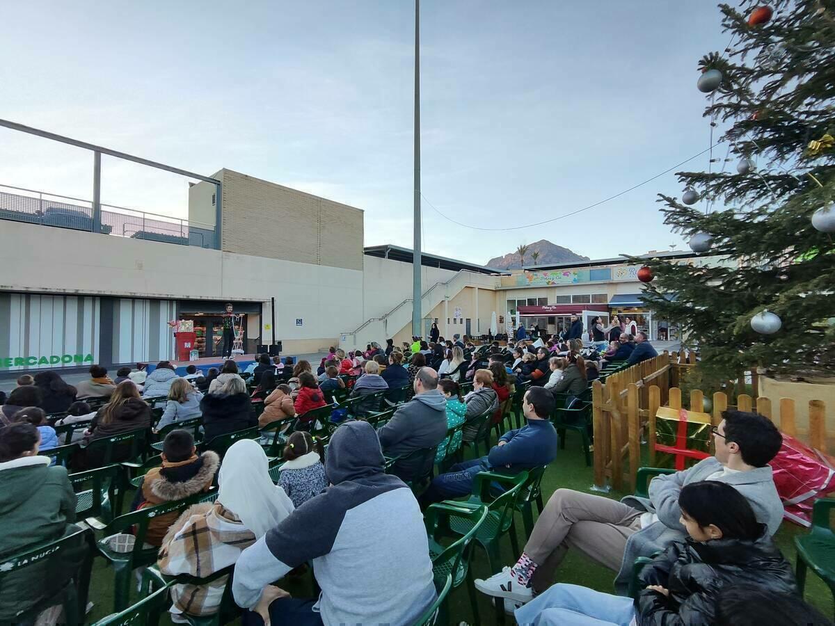 La magia y el humor llenaron la plaza del Sol de público joven la tarde de ayer