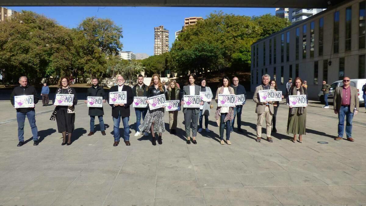 Benidorm expresa su repulsa por los dos últimos crímenes machistas confirmados en Lleida y Girona