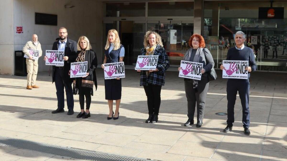 Protesta silenciosa en Benidorm por los últimos crímenes machistas en España