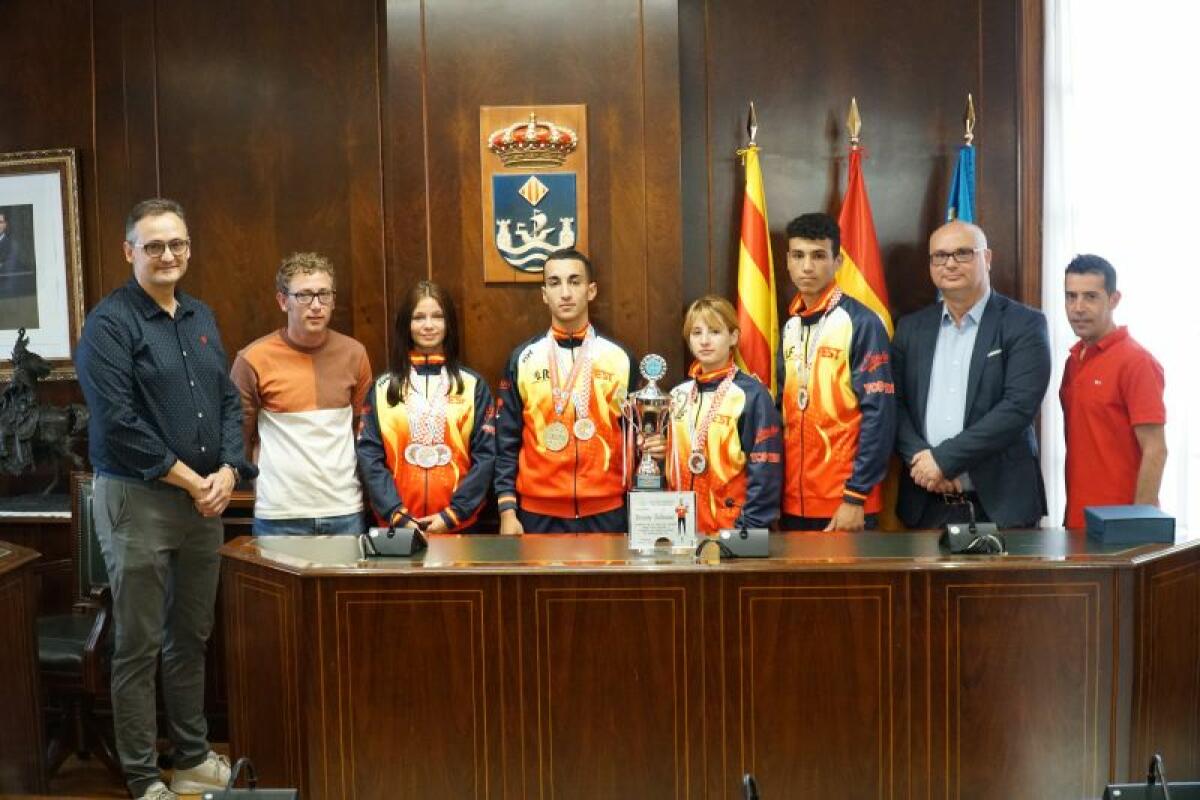 El alcalde, Andreu Verdú, recibe al deportista vilero, Yassine Talhaoui, tras alzarse campeón de Europa de Taekwon-do ITF