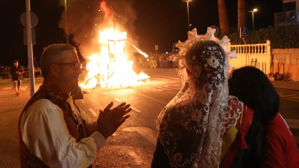 La ‘cremà’ pone el broche de oro al 40º aniversario de la Hoguera de La Cala