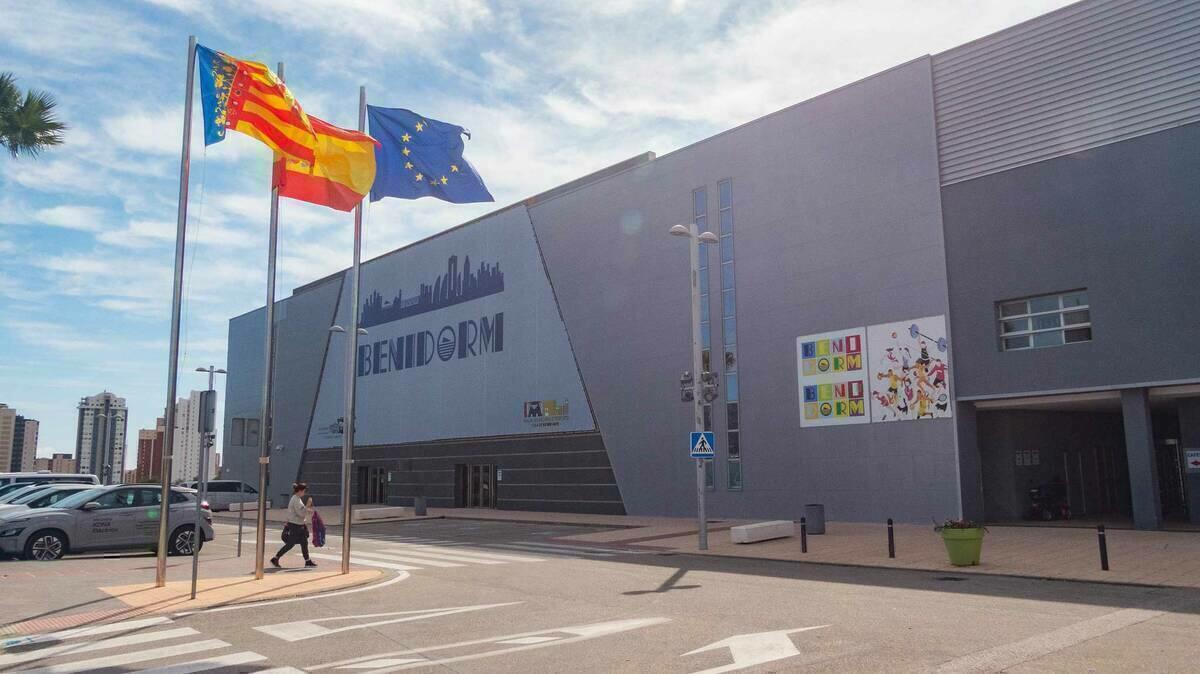 Benidorm recibe 271.474 euros de la Diputación para sufragar el gasto de energía eléctrica del Ayuntamiento y el Palau d’Esports en 2022