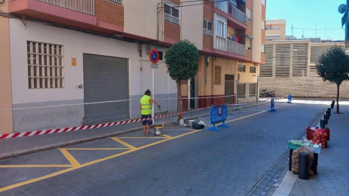 Se habilita una nueva zona de aparcamiento de motocicletas y se amplía el área de carga y descarga de mercancías junto al Mercado Central