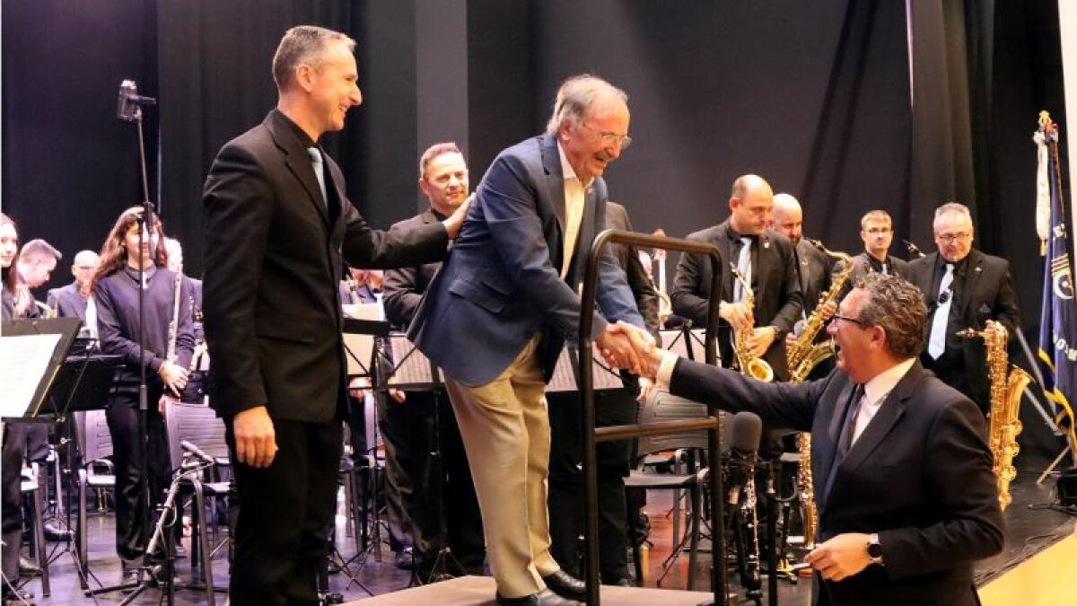 Rafael Doménech recibe el homenaje de la SM La Nova en el concierto del 11º aniversario de la entidad