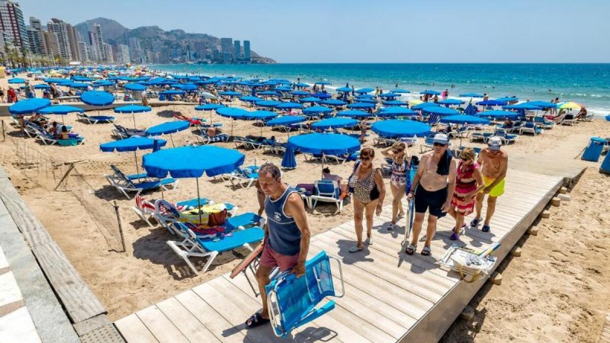 Fin de la guerra de las sombrillas: Benidorm se pondrá dura con los vecinos que reserven sitio en la playa durante la madrugada