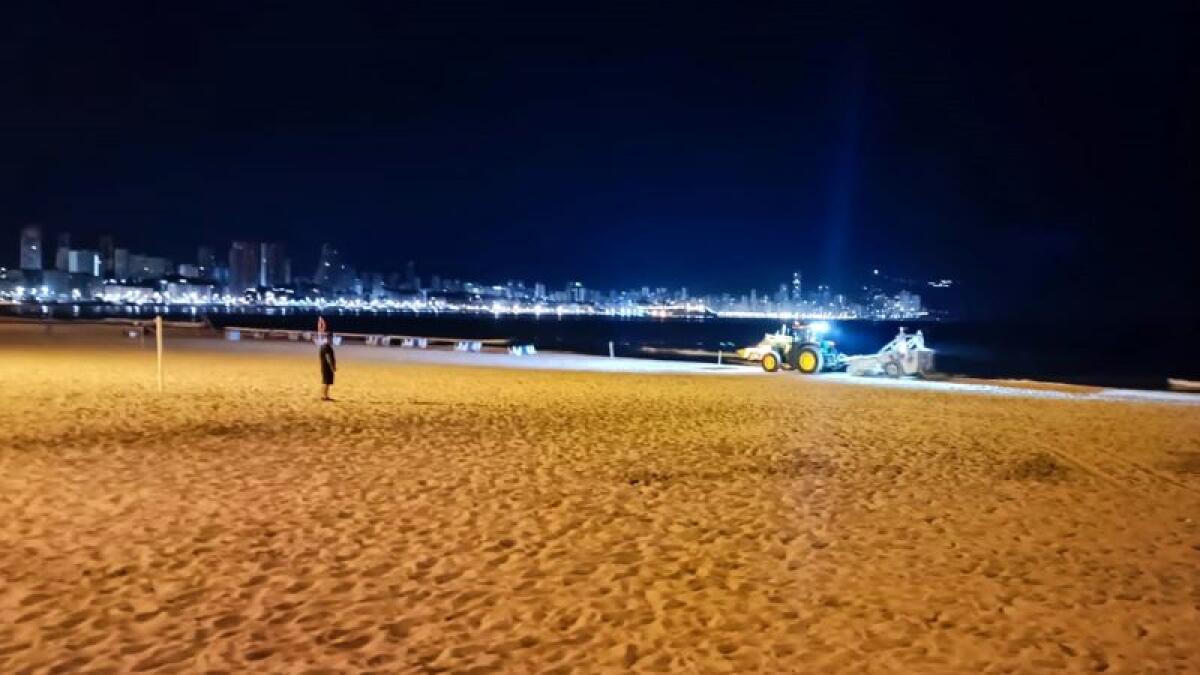 Las playas de Benidorm ofrecen su mejor imagen desde primera hora tras la ‘Nit de Sant Joan’ 