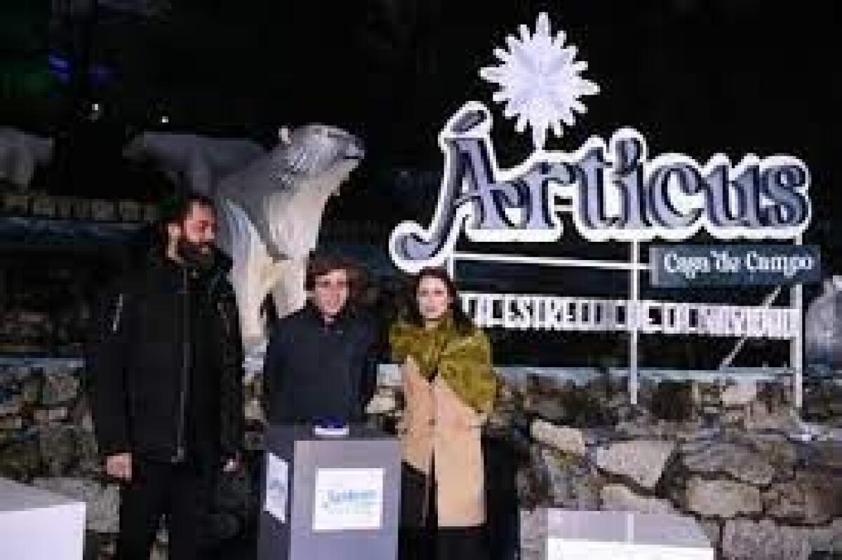 Las colas, atascos y el exceso de aforo provocan indignación en la apertura del parque Árticus en Madrid