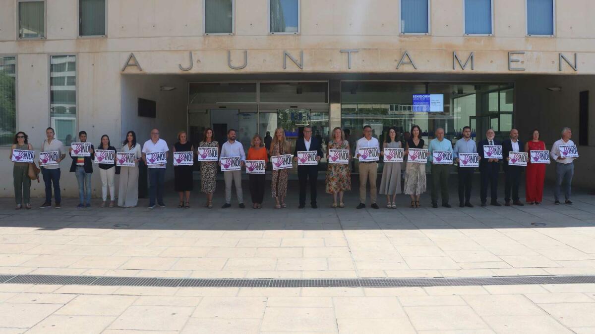 Minuto de silencio en Benidorm para condenar los tres asesinatos machistas cometidos en Las Palmas, Guadalajara y Almería