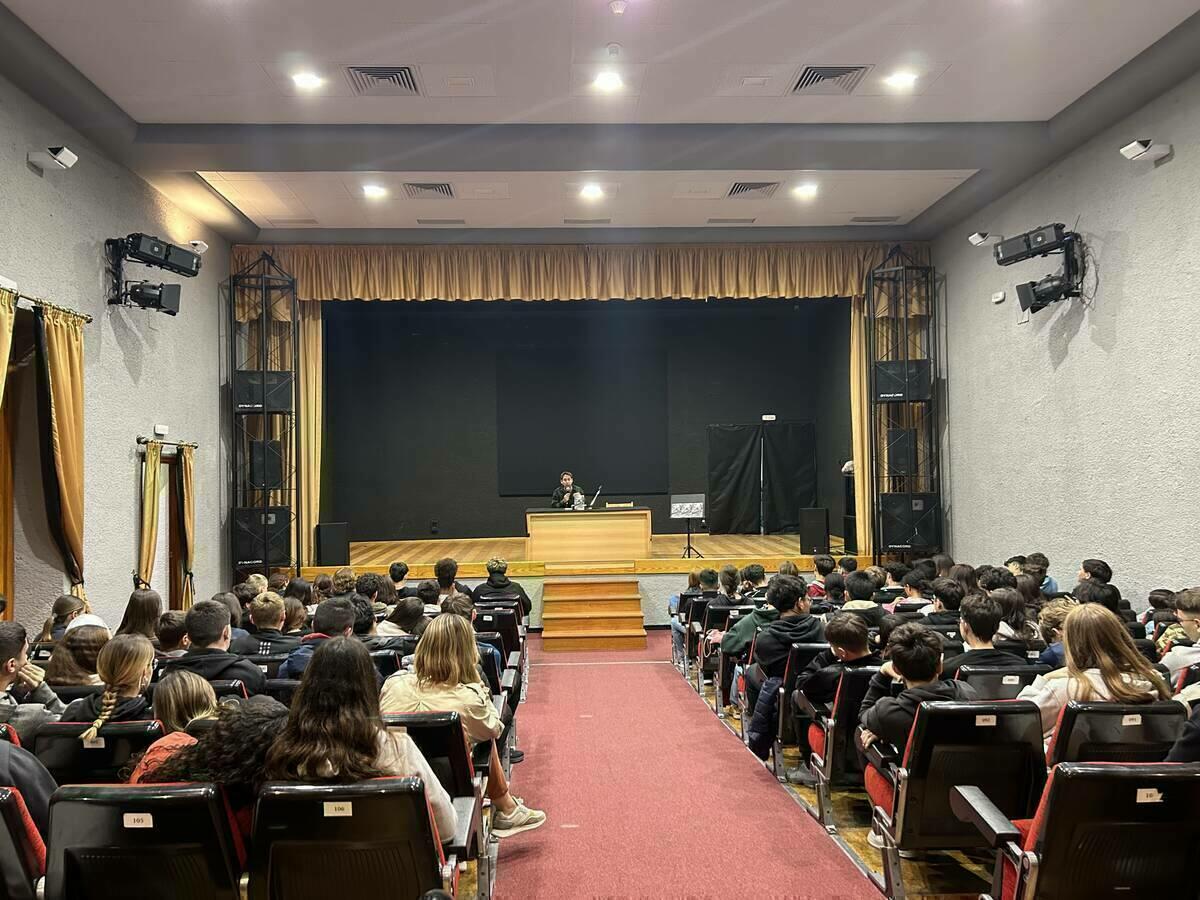 El libro “Camigrants” se presentó ayer en el Sindicat para alumnado del Instituto