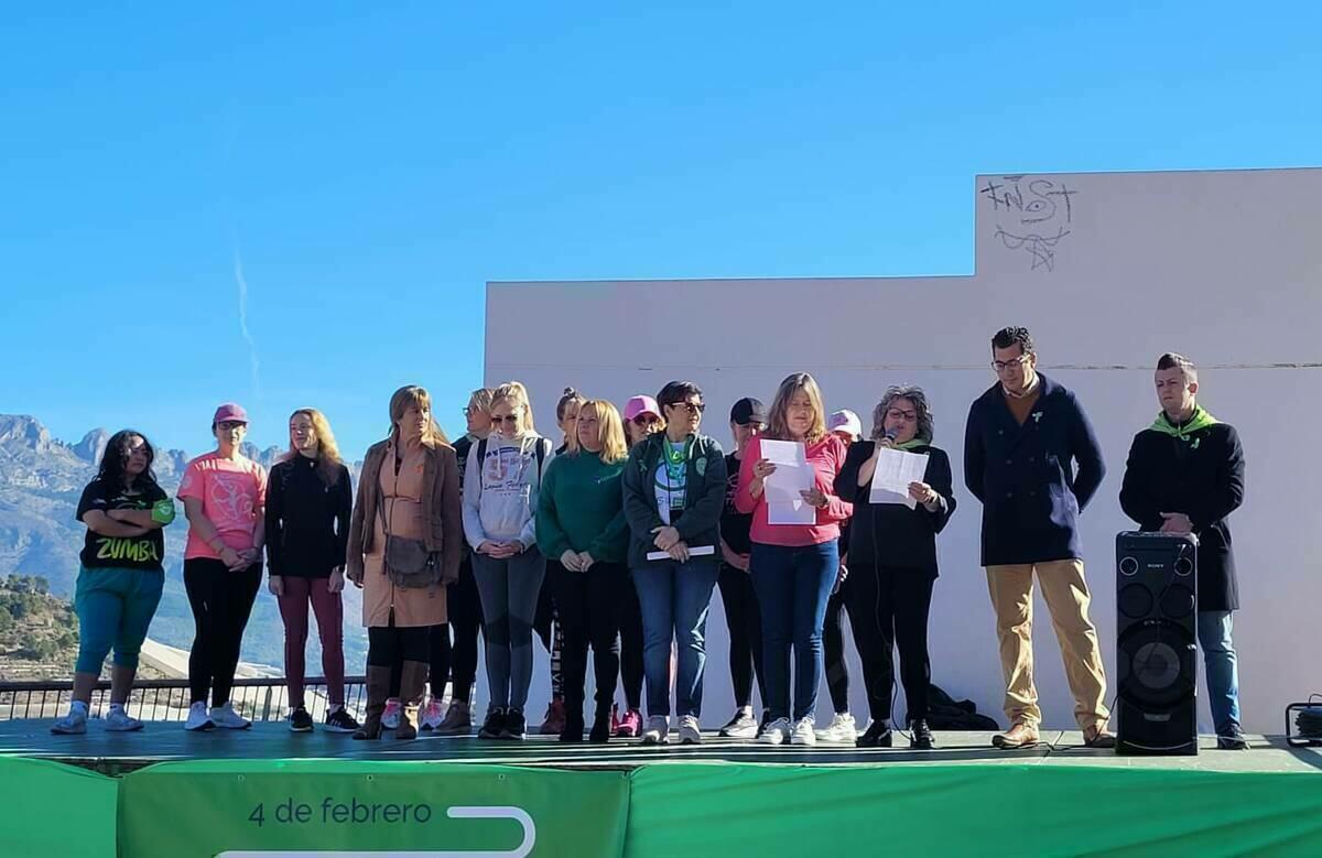 Más de un centenar de personas conmemoran el Día Internacional contra el Cáncer en Polop