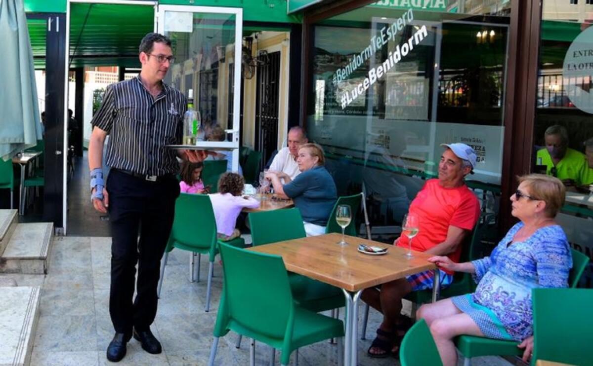 Benidorm necesita 3.000 camareros para este verano: el 90% de los bares busca personal