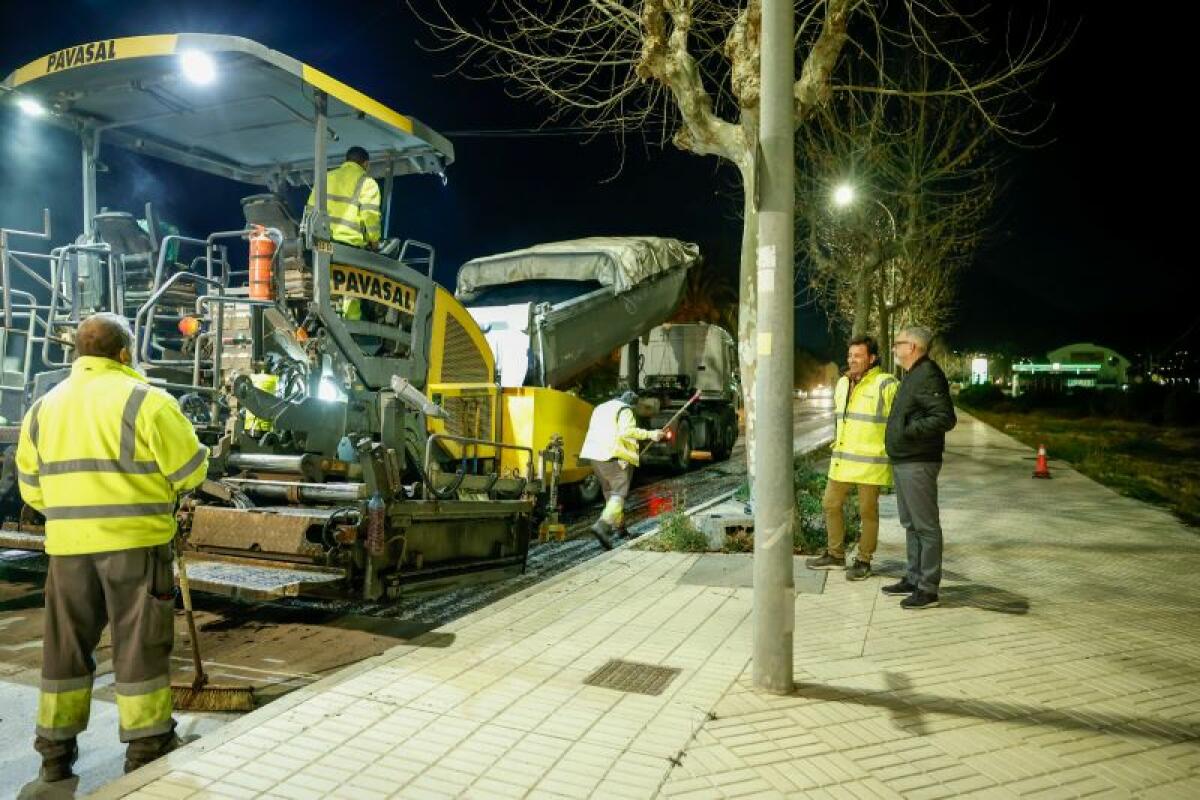 El Ayuntamiento de l’Alfàs asfalta durante la madrugada la carretera de la Media Legua CV-763