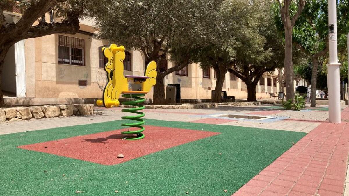 La concejalía de Parques y Jardines renueva el mobiliario de juego infantil de la calle 9 d’Octubre de la Vila Joiosa