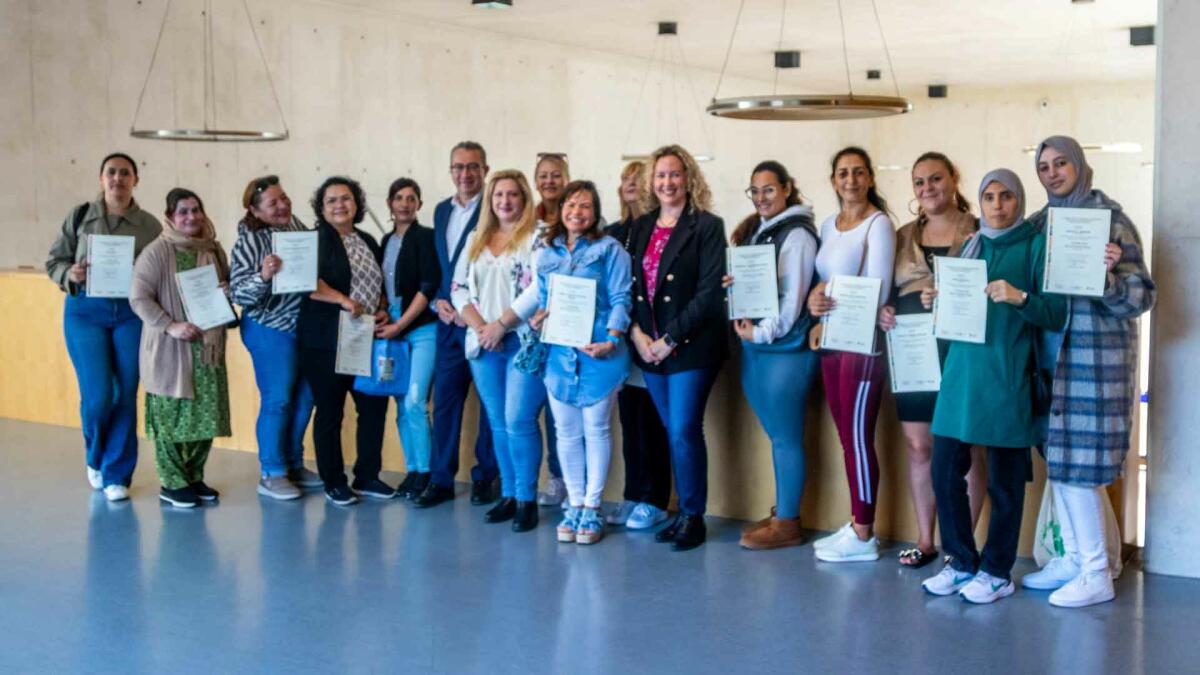 Una veintena de mujeres completan los cursos de inserción laboral de auxiliar de ayuda a domicilio y de técnico de uñas