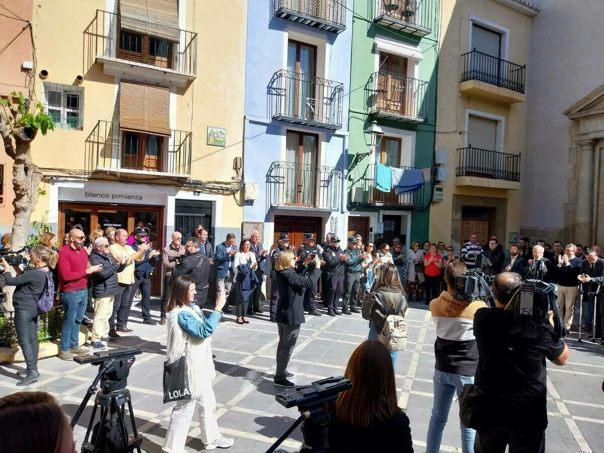 Villajoyosa guarda un minuto de silencio en memoria de las tres víctimas del incendio de la vivienda ocurrido ayer en La Cala