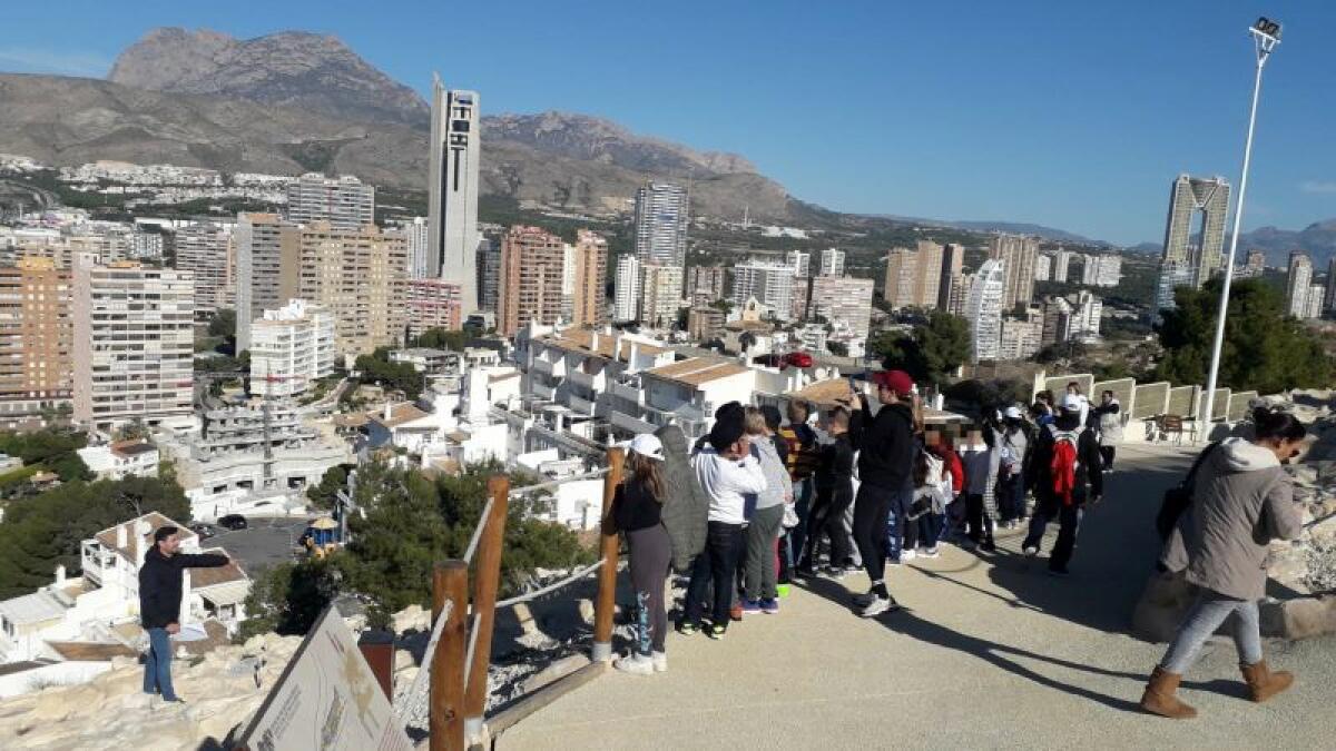 Un centenar de alumnos del Leonor Canalejas visita el Tossal de la Cala, que en breve vivirá una nueva actuación arqueológica