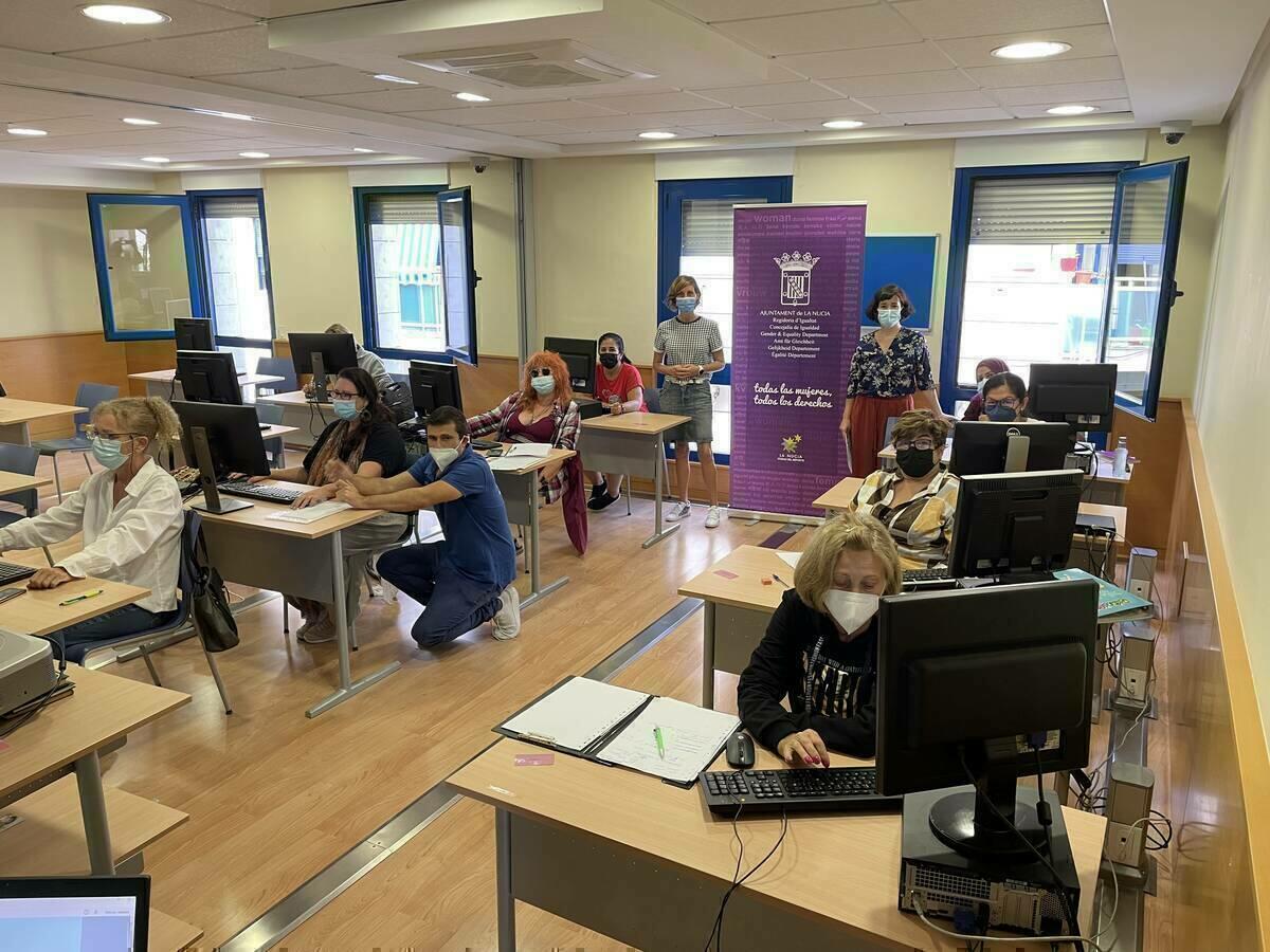 10 mujeres se han formado en informática en el curso “Mujeres y TIC”