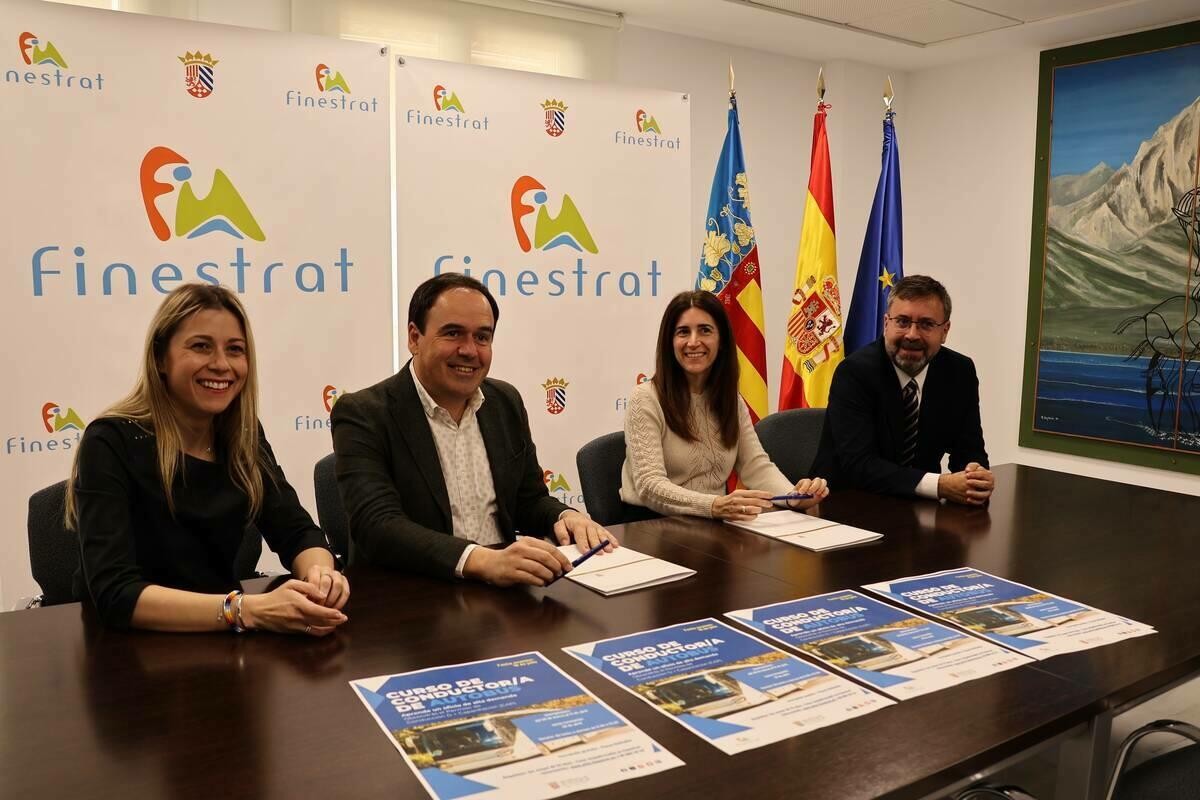 EL ALCALDE DE FINESTRAT Y REPRESENTANTES DE “AVANZA” FIRMAN EL PRIMER CONVENIO DE COLABORACIÓN PARA OFRECER FORMACIÓN COMO CONDUCTOR DE AUTOBÚS Y CONTRATO DE TRABAJO EN ESTA EMPRESA