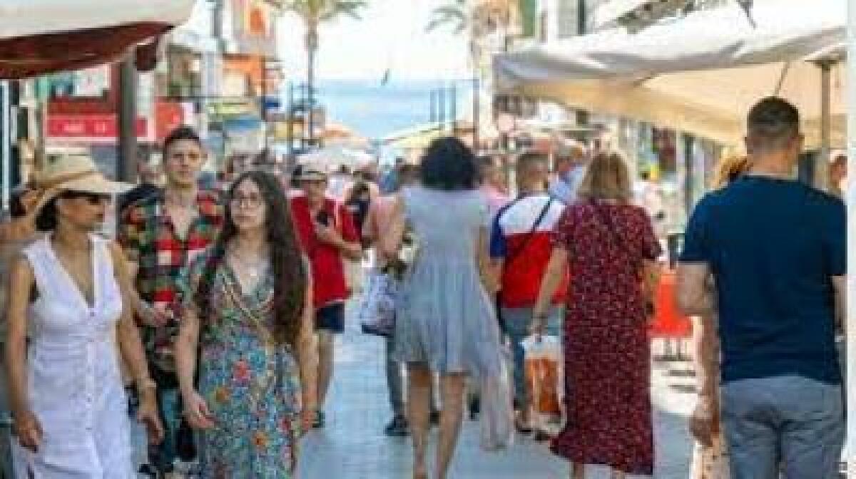 Benidorm aprueba las nuevas ayudas de hasta 1.000 euros al comercio para compensar la subida de la energía
