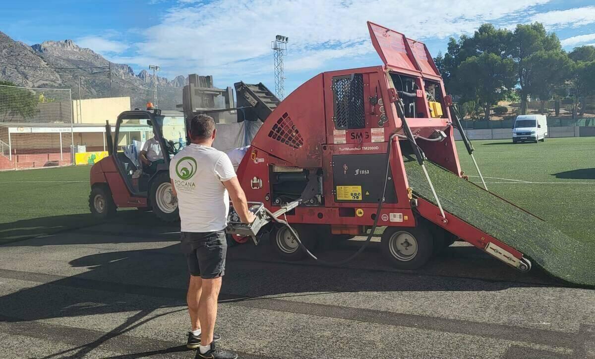 Ya se está sustituyendo el césped artificial del campo municipal de fútbol de Callosa d’en Sarria