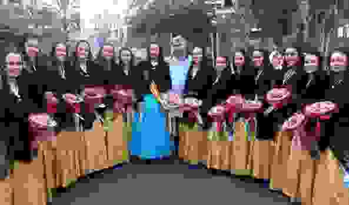 La Reina y damas de Benidorm participan en la ofrenda de Hogueras de Alicante