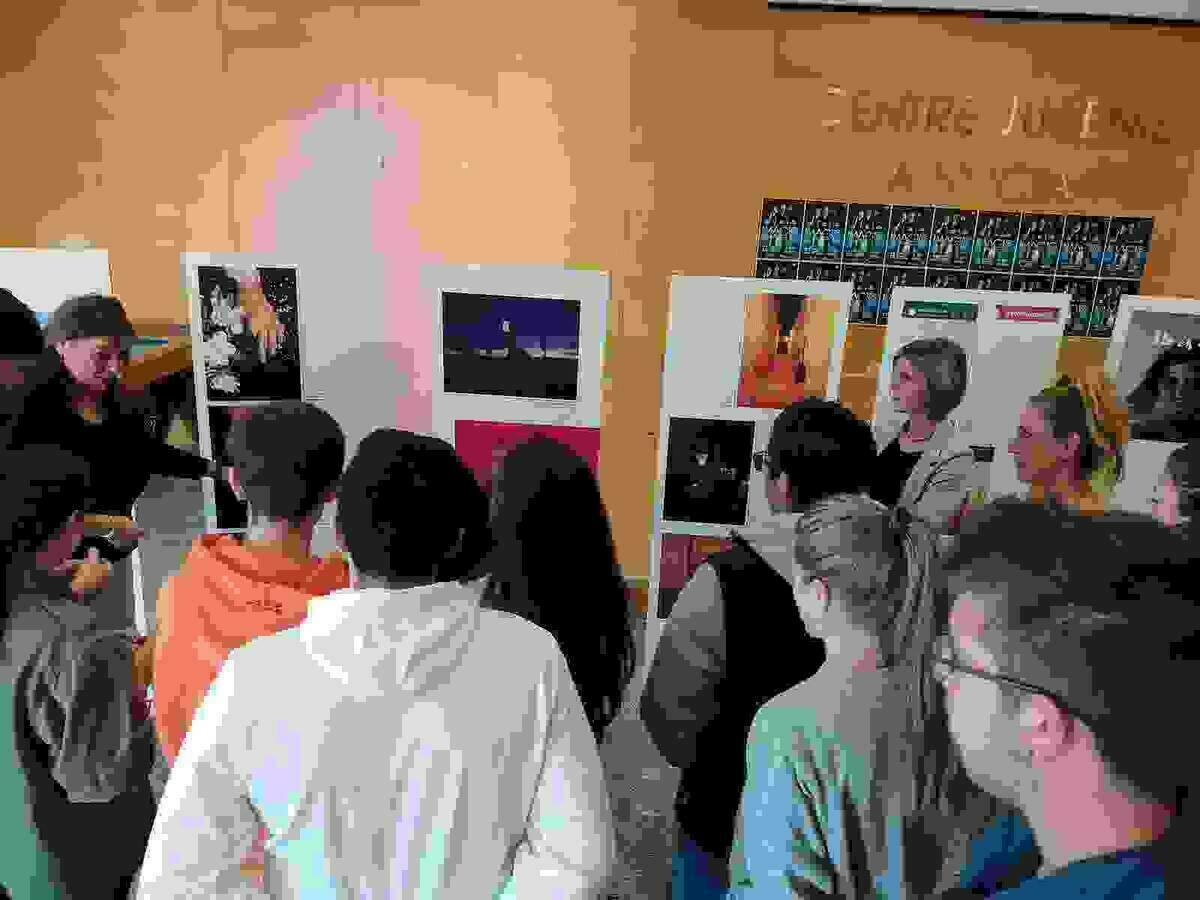 &Uacute;ltimo d&iacute;a de la exposici&oacute;n &ldquo;No em toques el Whatsapp&rdquo; en Centre Juvenil de La Nuc&iacute;a