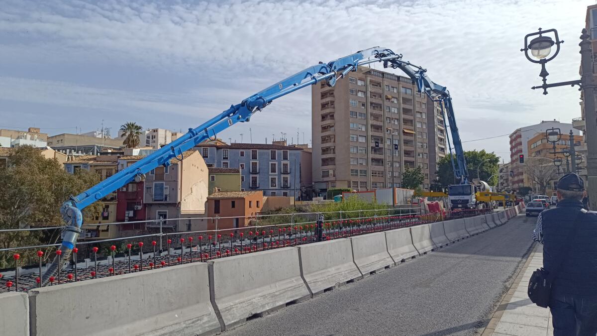 Las obras del puente sobre el r&iacute;o Amadorio de Villajoyosa avanzan con el hormigonado de la losa que permitir&aacute; ampliar la anchura