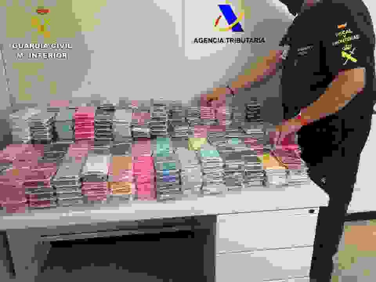 La Guardia Civil interviene casi 600.000 euros en accesorios y componentes de telefon&iacute;a m&oacute;vil falsificados.