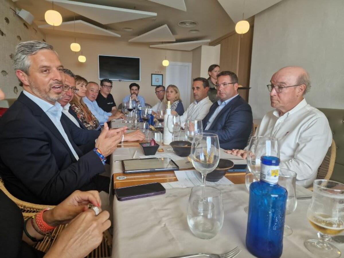 Visita de Juan Bravo a los empresarios de Benidorm.