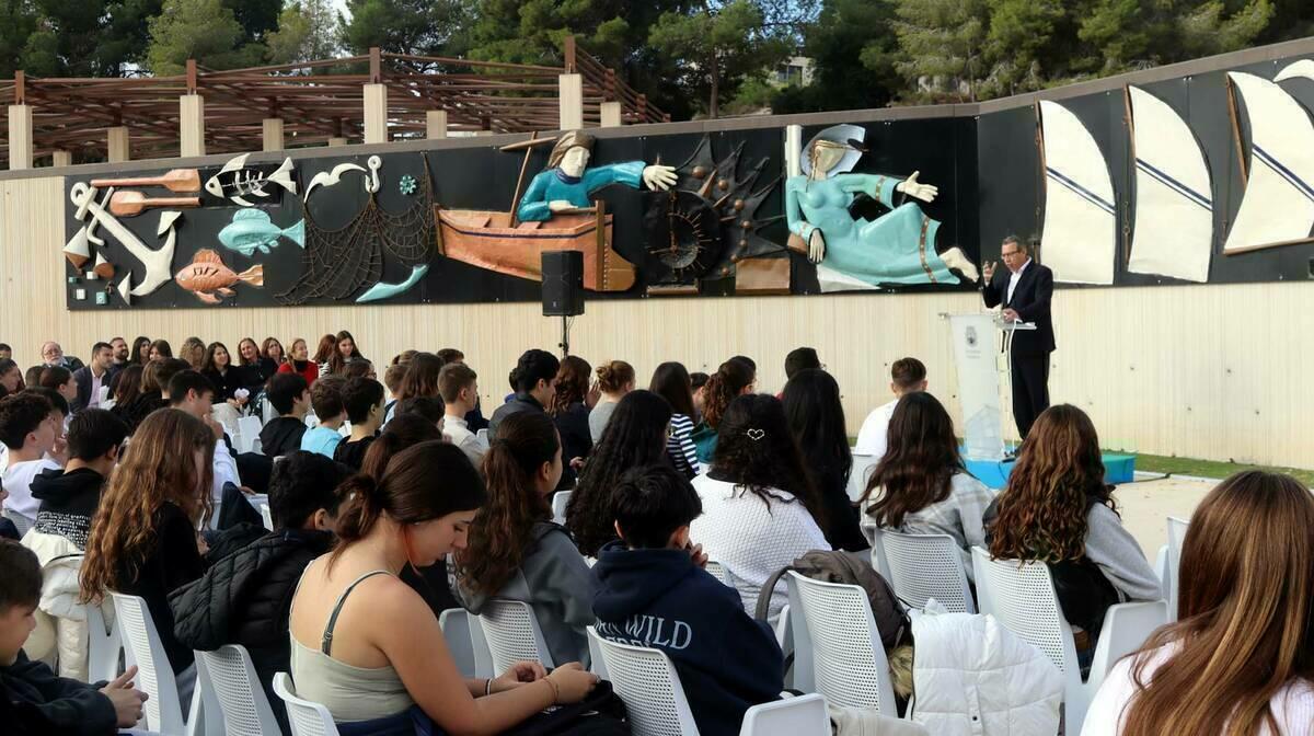 Benidorm conmemora el Dia de les Lletres Valencianes con una lectura de poemas junto a un centenar de alumnos de Secundaria