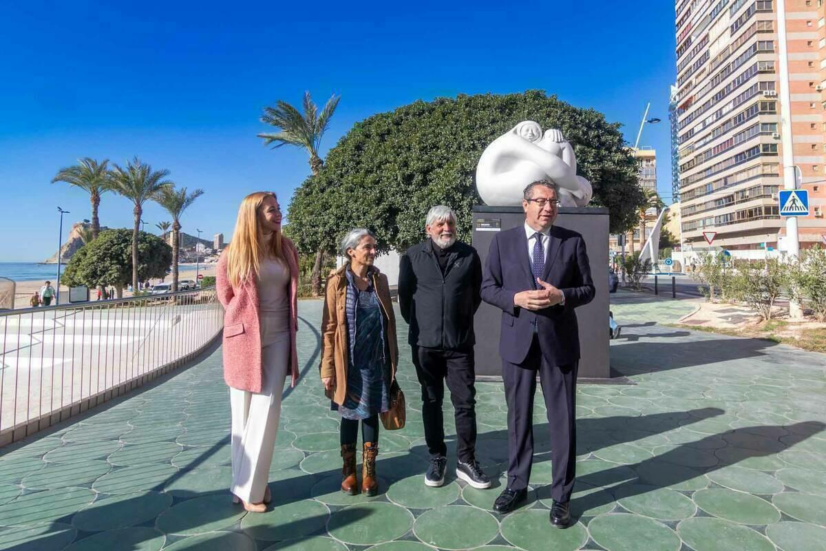 Las esculturas monumentales de Jiménez Deredia muestran ‘El viaje de la vida’ en el Paseo de Poniente de Benidorm 